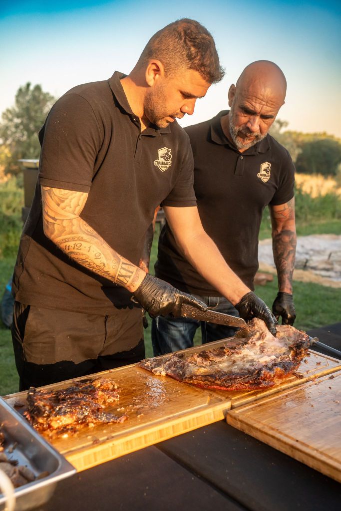 Equipe cortando carne assada - serviço profissional