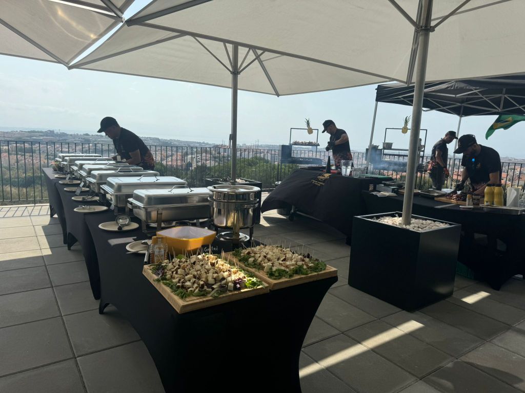 Evento corporativo com buffet completo de churrasco