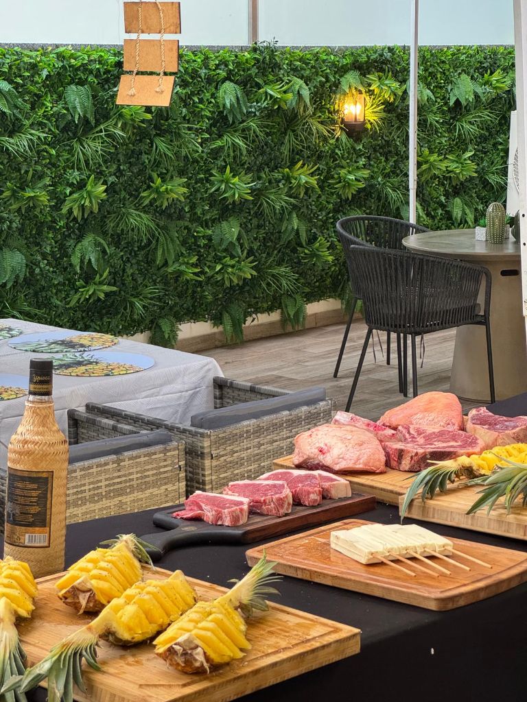 Setup completo de evento com mesa de carnes